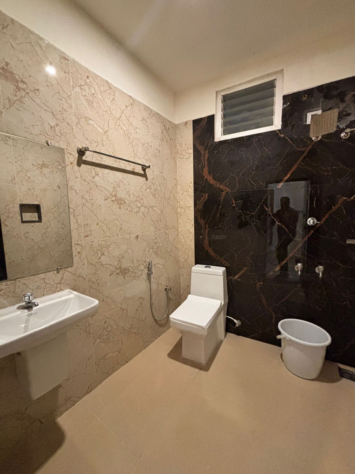Bañera y ducha independientes, toallas, jabón, shampoo