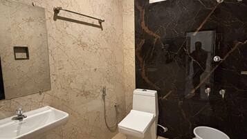 Bañera y ducha independientes, toallas, jabón, shampoo