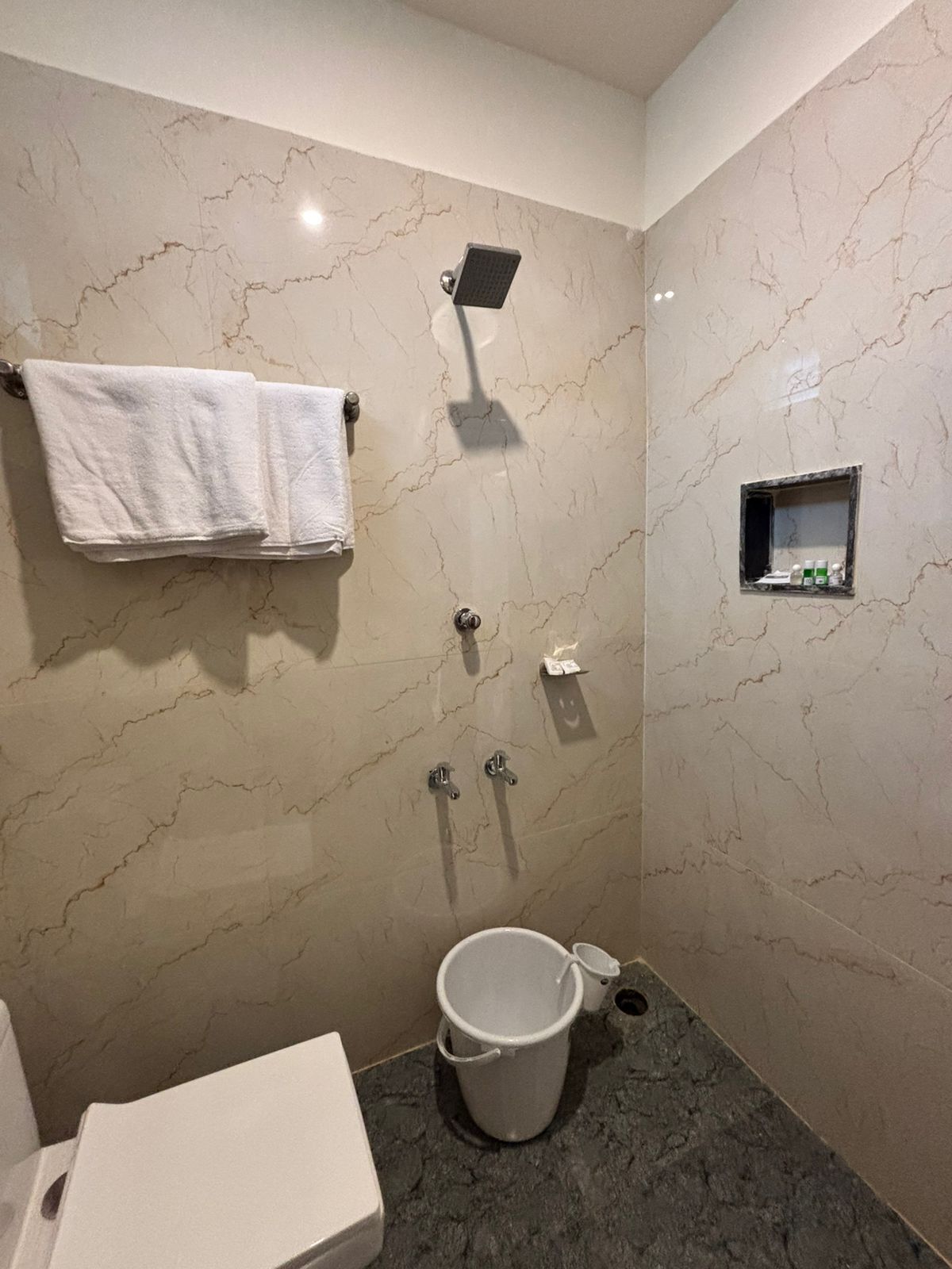 Bañera y ducha independientes, toallas, jabón y champú