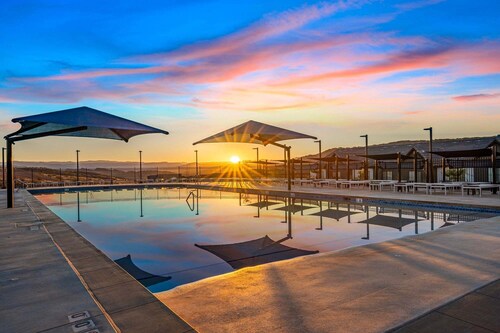 Brand New Skyline Resort 1737, Private Hot tub, Resort Access, & Near Sand Hollow Lake