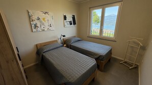 2 slaapkamers, een bureau, internet