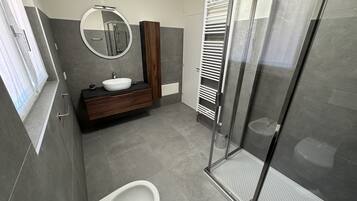Douche, sèche-cheveux, bidet