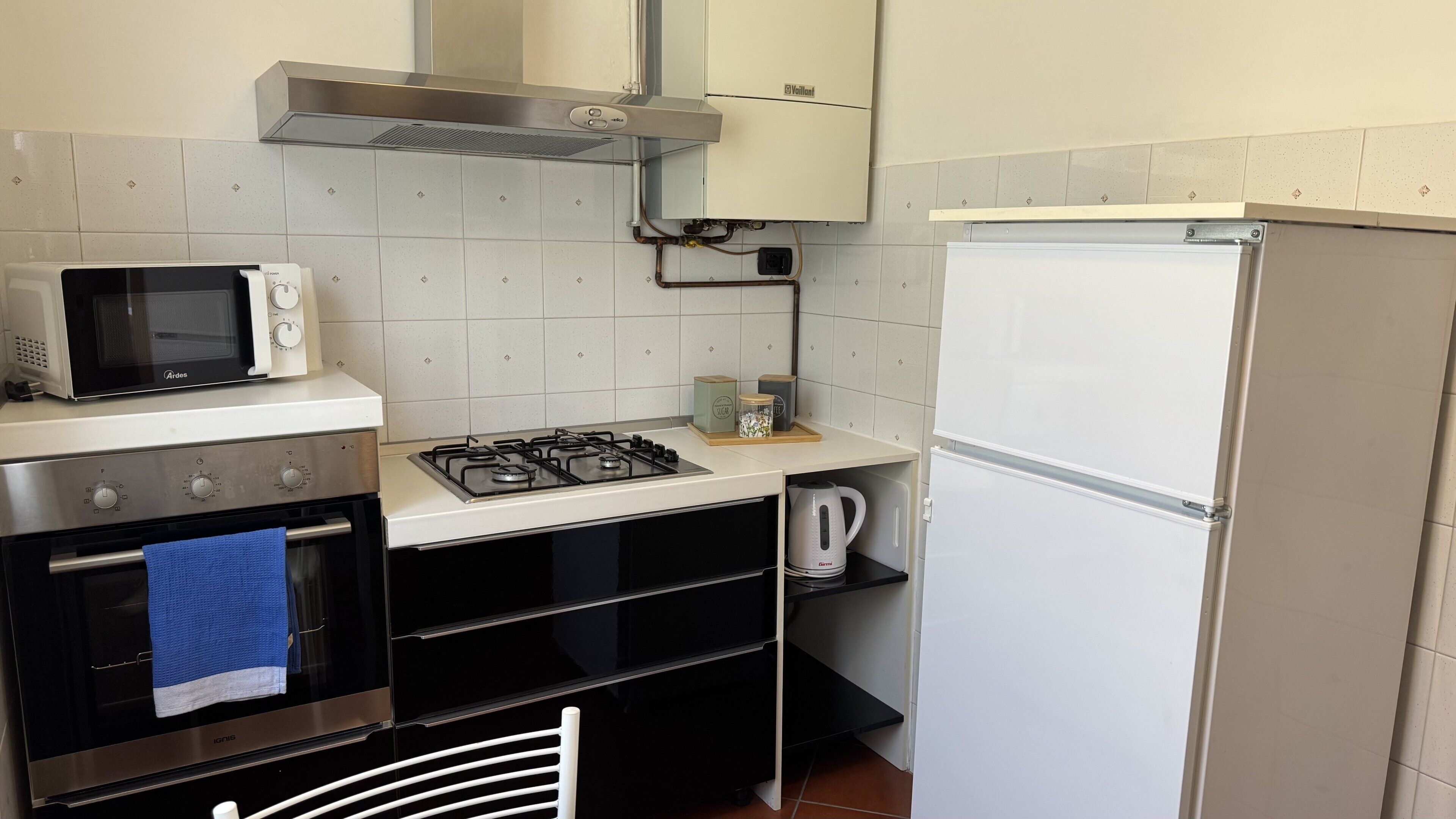 Wasserkocher mit Kaffee-/Teezubehör, Kühlschrank, Mikrowelle, Ofen