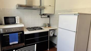 Wasserkocher mit Kaffee-/Teezubehör, Kühlschrank, Mikrowelle, Ofen