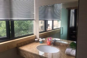 Bathroom - Double Dragon Holiday Hotel(Anqing Railway Station) (Anqing)