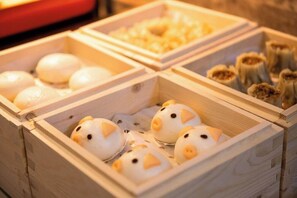 A wooden crate with compartments containing various food items. - Mercure Chongqing Times Paradise Walk (Chongqing)