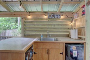 Private kitchen - Welcome to our one-of-a-kind vintage Airstream retreat (Hendersonville)