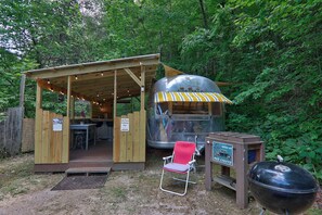 Outdoor dining - Welcome to our one-of-a-kind vintage Airstream retreat (Hendersonville)