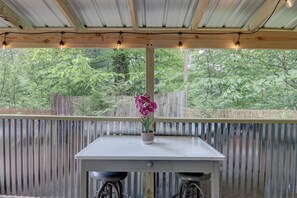 Outdoor dining - Welcome to our one-of-a-kind vintage Airstream retreat (Hendersonville)