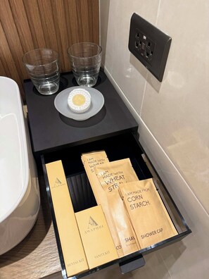 Doccia, asciugacapelli, asciugamani, sapone