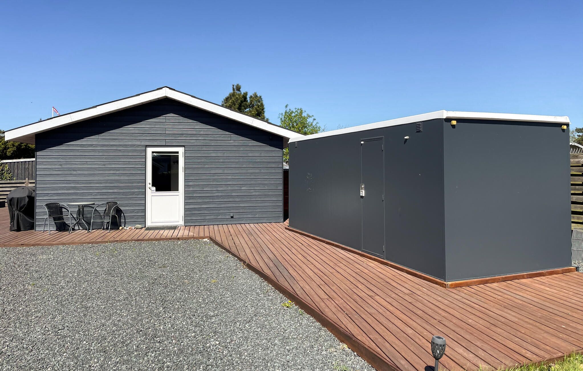Un bâtiment moderne doté d’une porte et d’un grand meuble de rangement gris.