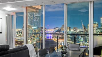 Deluxe-Apartment, Balkon, Flussblick | Essbereich im Zimmer