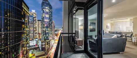 Appartement Deluxe, balcon, vue ville | Vue de la chambre