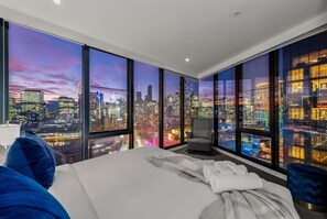 Deluxe-Apartment, Balkon, Stadtblick | Bügeleisen/Bügelbrett, kostenloses WLAN