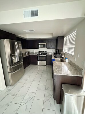 Private kitchen - 3-bedroom,2.5 bathroom house in phoenix az with cool ac. family&pet friendly. (Phoenix)