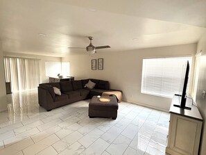 Living area - 3-bedroom,2.5 bathroom house in phoenix az with cool ac. family&pet friendly. (Phoenix)
