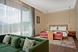 Habitación Confort doble, vistas a la colina | Espacio para trabajar con un portátil y cortinas opacas