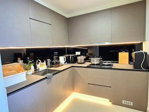 Phòng 3 Cao cấp, ban công, quang cảnh thành phố | Bếp riêng | Tủ lạnh, bàn ăn 