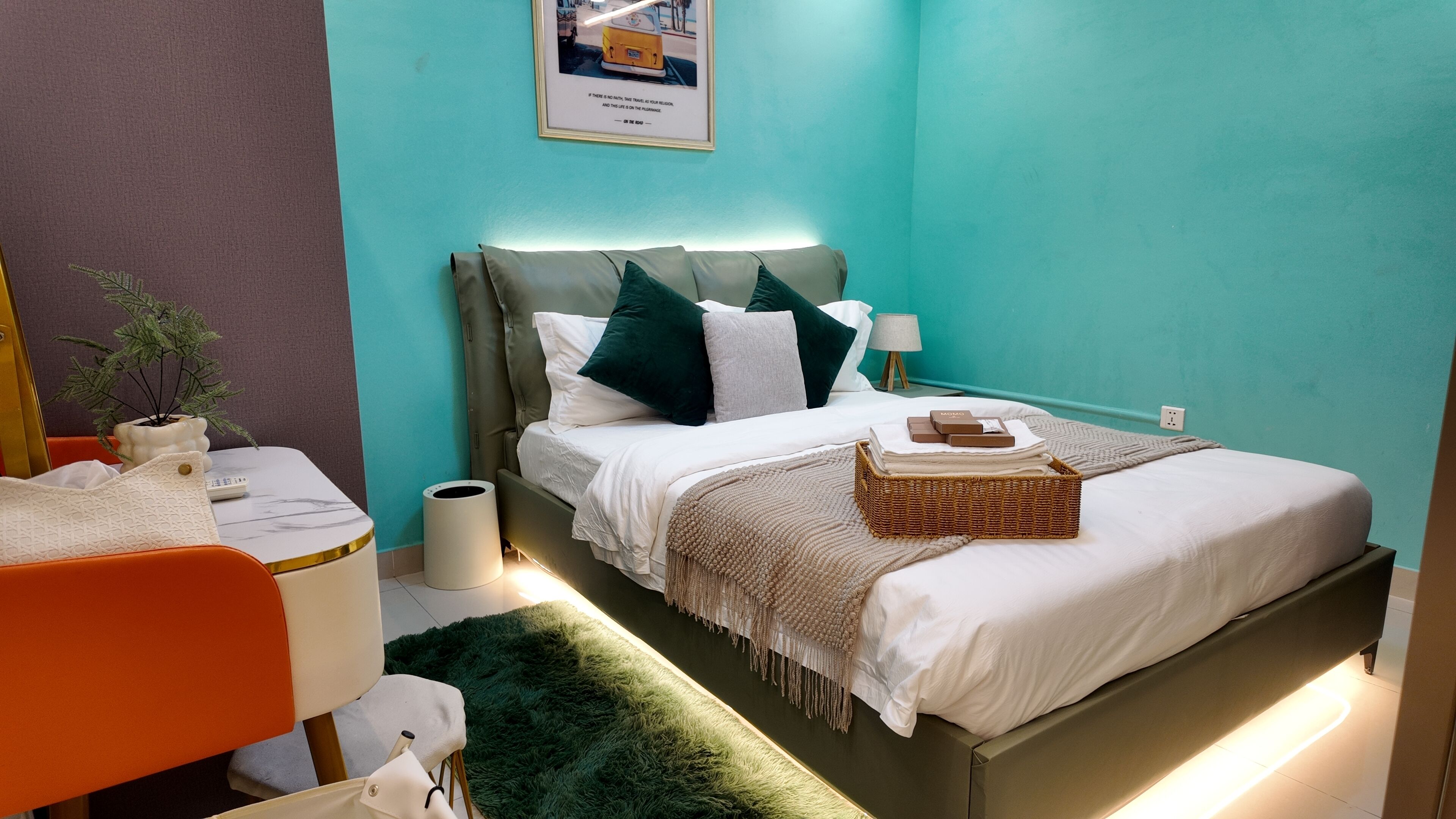 Habitación triple de lujo, balcón, vistas a la ciudad | Escritorio, espacio para trabajar con un portátil, wifi gratis