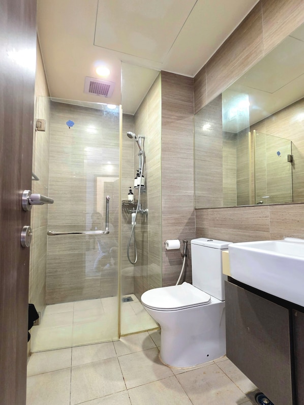 Luxury Triple Room, Balcony, City View | Bathroom | Shower, free toiletries, hair dryer, towels - The Peak Residence by Torent Property (Phnom Penh)