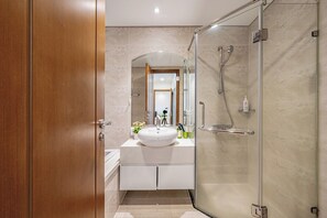Apartamento, 2 quartos, sacada, vista para a cidade | Banheiro | Produtos de toalete de grife, secador de cabelo, toalhas de banho 