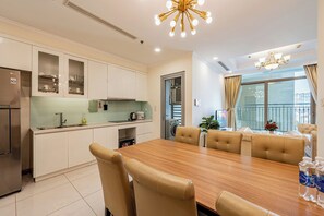 Apartamento, 2 quartos, sacada, vista para a cidade | Cozinha privada | Geladeira, micro-ondas, cooktop, toalhas de papel