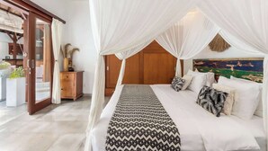 Ein Schlafzimmer mit Bett, Baldachin und einem Gemälde an der Wand.