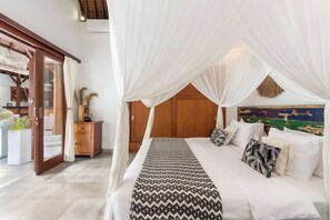 Ein Schlafzimmer mit Bett, Baldachin und einem Gemälde an der Wand.