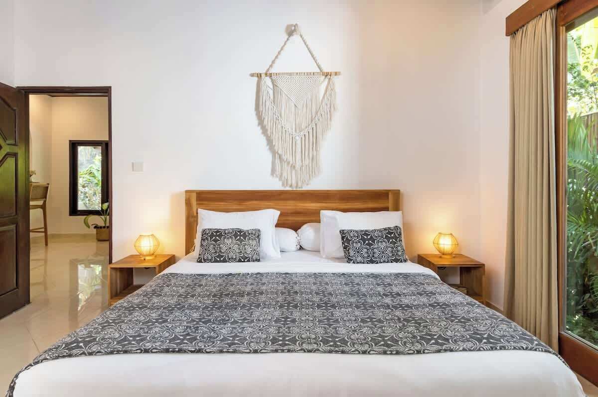 Iron/ironing board, travel crib, WiFi, bed sheets