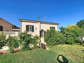 A two-story building with a balcony, surrounded by greenery. - Lucia e Francesco by Interhome (Volterra)
