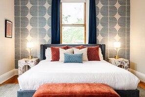 5 bedrooms, iron/ironing board, WiFi, bed sheets - Luxe-Hot Tub-Game Room-Fire Pit-Big Yard-5 min to Downtown and OTR (Cincinnati)