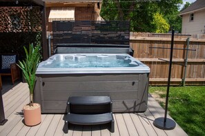 Outdoor spa tub - Luxe-Hot Tub-Game Room-Fire Pit-Big Yard-5 min to Downtown and OTR (Cincinnati)