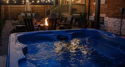 Luxe-Hot Tub-Game Room-Fire Pit-Big Yard-5 min to Downtown and OTR
