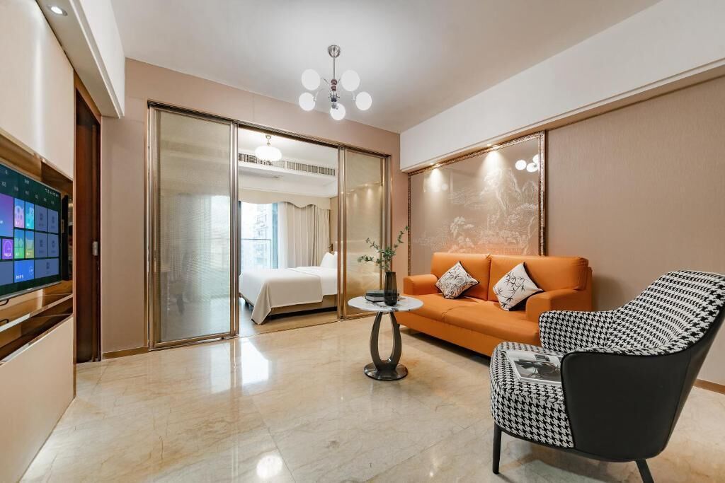 Suíte superior, 1 cama Queen, sacada | Cortinas blackout, quartos à prova de som, ferros/tábuas de passar roupa