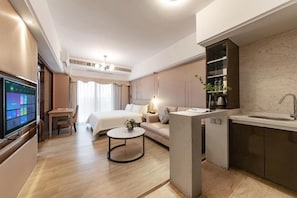 Suite ejecutiva, 1 cama Queen size, balcón, vista a la ciudad | Cortinas blackout, insonorización y tabla de planchar con plancha