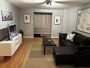 Living area - Full private house|hospital|college|university|prime location|vacation stay (Thunder Bay)