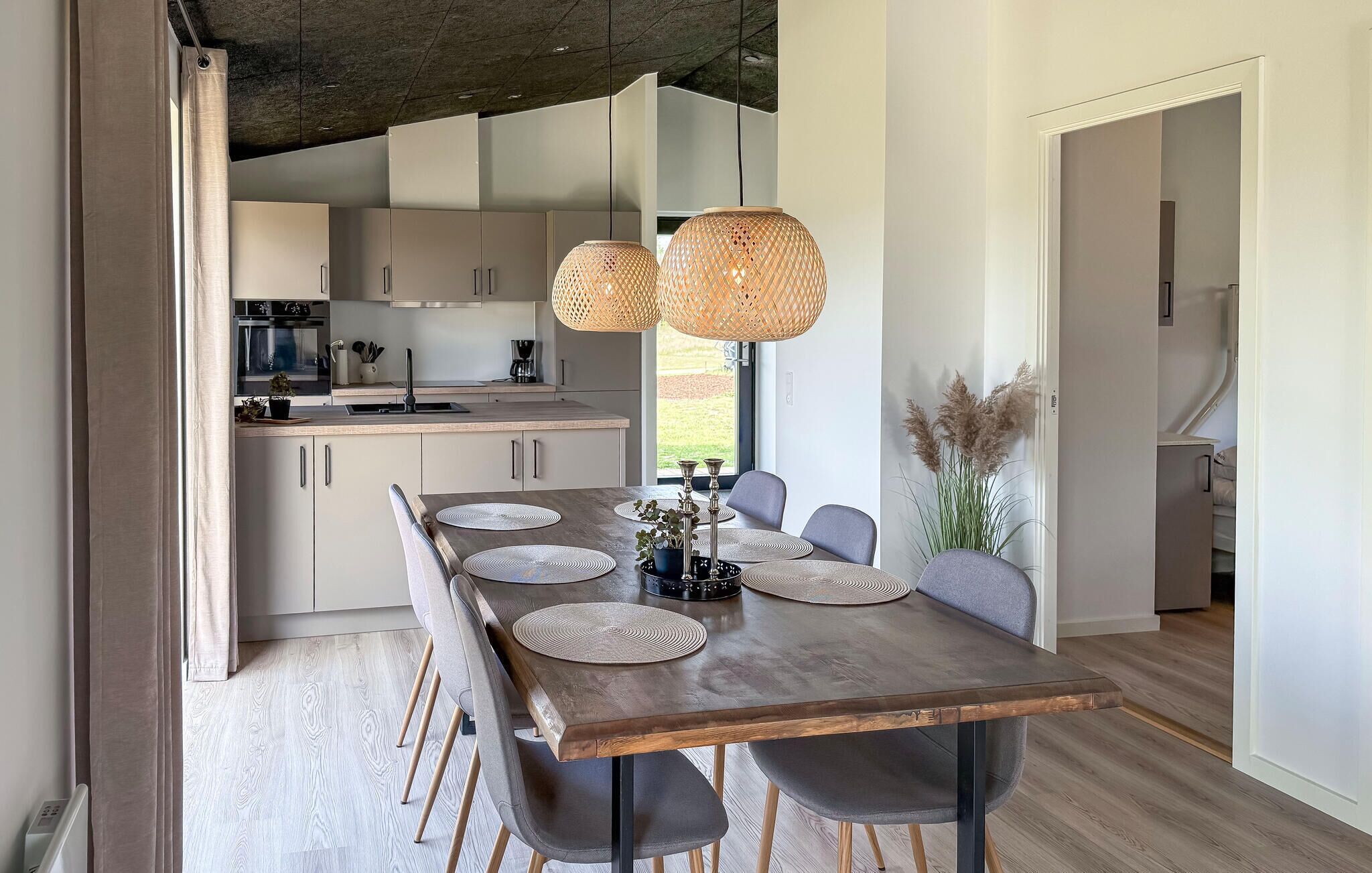 Una cocina moderna con comedor.