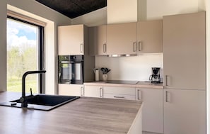 Fridge, stovetop, coffee/tea maker, cookware/dishes/utensils - Cozy home in Hovborg with WiFi (Hovborg)