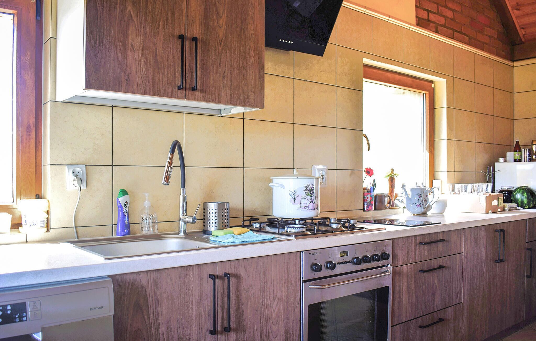 Kaffetrakter/tekoker, kjøleskap, kokeplater og oppvaskmaskin