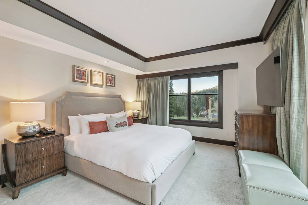 Luxury Condo, 4 Bedrooms, Resort View, Slope side | Egyptian cotton sheets, premium bedding, down comforters