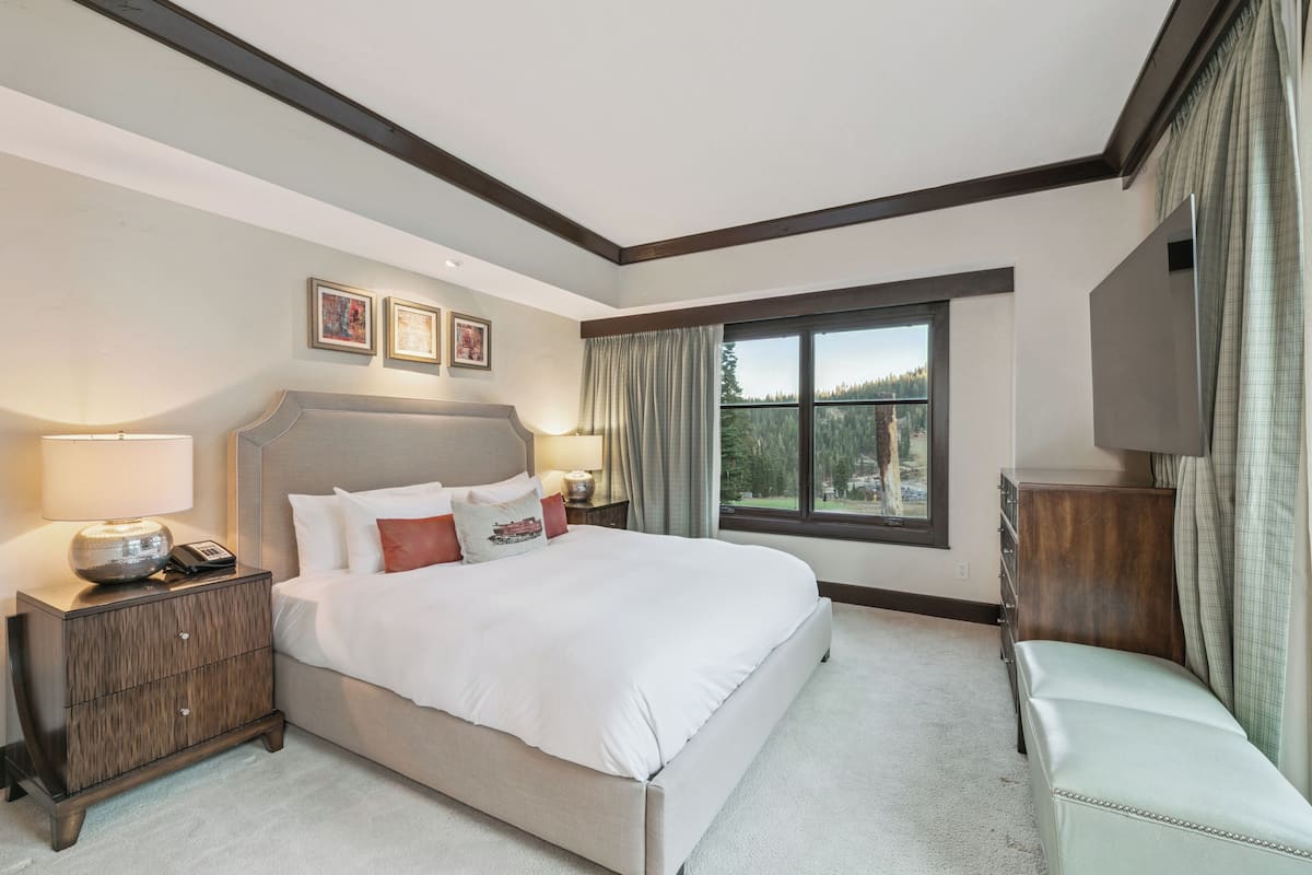 Luxury Condo, 4 Bedrooms, Resort View, Slope side | Egyptian cotton sheets, premium bedding, down comforters