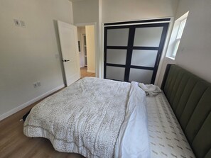 Room - Point Loma Retreat
1 Bedroom + Office w 2 bath 
Patio + Rooftop Deck...VIEWS!!! (San Diego)