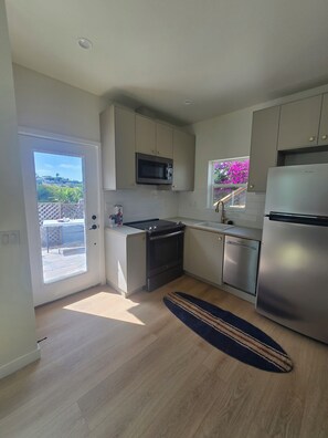 Private kitchen - Point Loma Retreat
1 Bedroom + Office w 2 bath 
Patio + Rooftop Deck...VIEWS!!! (San Diego)