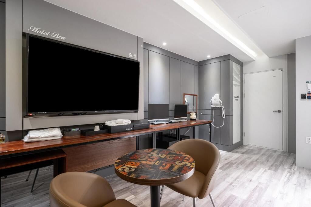 Deluxe Twin Room | Business center