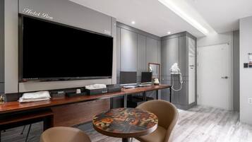 Deluxe Twin Room | Business center