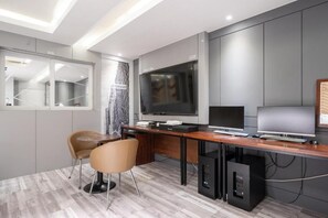 Deluxe Twin Room | Business center