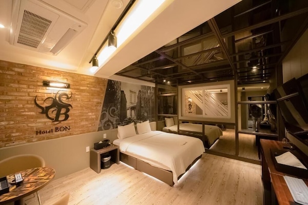 Habitación Deluxe | Decoración personalizada, escritorio y espacio para trabajar con laptop