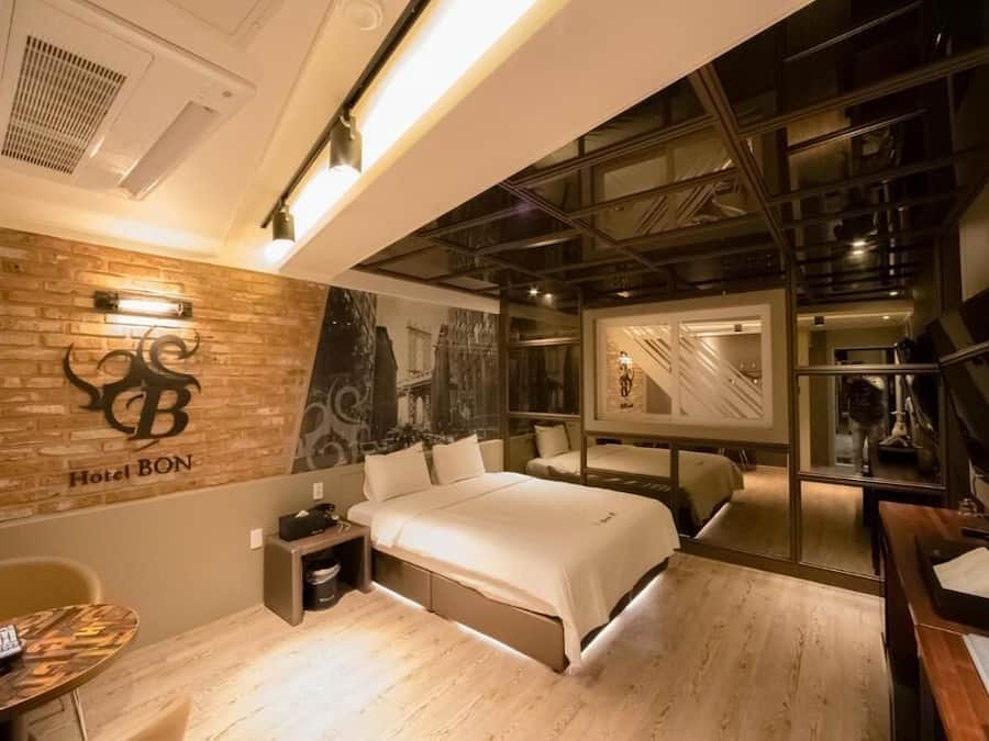 Kamar Deluks | Didekorasi berbeda-beda, meja kerja, dan ruang kerja ramah laptop
