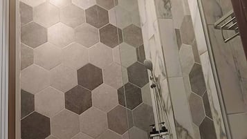 Standaard huis | Badkamer | Gratis toiletartikelen, een haardroger, handdoeken, shampoo
