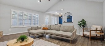 Cozy Meets Fun, Pool, Hot Tub, Instagrammable Spaces, & Close to IAH Airport